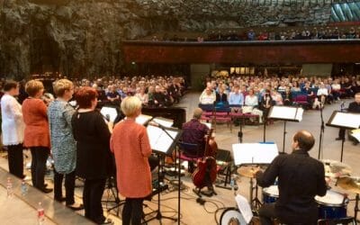 Häikäisevän kirkas-levyn virallinen julkaisu tapahtui sunnuntaina 9.9. Temppeliaukion kirkon majataloillassa. Musiikkivieraana tilaisuudessa oli 40 vuotta täyttävä Saviastiat- lauluryhmä.